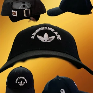 Svart keps A Bathing Ape x Adidas - Svart keps med böjd skärm och broderad vit logga framtill där det står 'A Bathing Ape' och Adidas treklöver. Justerbar rem baktill med metallspänne och BAPE-etikett. Har använt 2-3 gånger men inte riktigt min stil. 