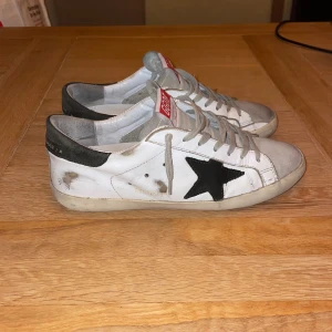 Golden Goose Superstar - Ett par Golden Goose Superstar i helt okej skick (där av priset)                                                               Ett par skoblock följer med! Tveka inte på att ställa frågor!! Storlek 42-43 priset kan diskuteras!