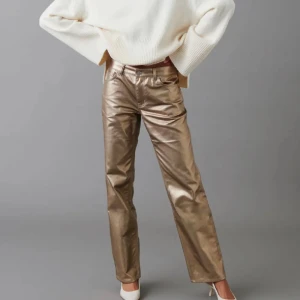 Guldiga raka byxor i metallic från gina tricot  - Snygga jeans i metallic guld med rak passform från gina tricot 💗 det är xxs, men de är väldigt oversized så sitter som xs💗 använda en gång 