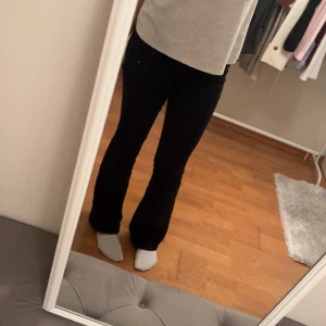 Svarta bootcut byxor - Säljer ett par svarta bootcut low waist jeans grå gina. Jätte snygga som nya💗