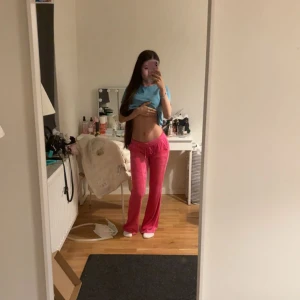 Juicy couture  - Köpte dessa byxor (storlek xxs, skrikrosa) för ett tag sedan på Nelly men det var inte riktigt min stil. Har bara använt dem en gång så de är i fint skick!💓