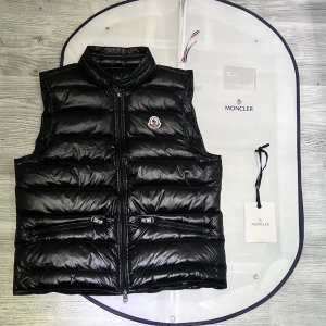 Moncler väst svart - Hejsan jag säljer nu min moncler väst som är i jättebra skick, jag har inte andvänt den så mycket kanske 2/3 gånger jag säljer den pågrund av att den inte passade min stil, den är köpt ifrån Nk Göteborg och kvittot finns, Priset är hugget i Sten,  hör av dig vid minsta lilla fråga!🙌