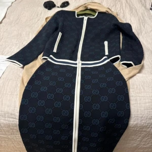 Mörkblå långkjol från Gucci - Kjolen är i strlk xs och tröjan i M .har du strlk S-M-L så kommer du lätt in i dem för det är mycket stretch i dem och mycket tjockt material.knappt använt i två tillfällen 