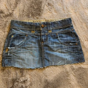 Blå jeanskjol från edc by Esprit 💗 - Jättefin jeanskjol från edc by Espirit. 💗Säljer då den inte passar längre. Midjemått tvärs över är 37cm. Har klippt den kortare längst ner, den är ca 27 cm i längd. 💗