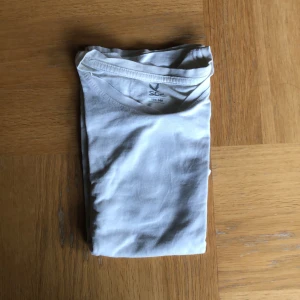 Vit t-shirt från SOC i bomull - En basic vit t-shirt från SOC i storlek 134/140. Klassisk rund halsringning och korta ärmar. Tillverkad i mjuk bomull, perfekt för en enkel och clean look. Passar dig som gillar stilrena plagg utan tryck eller mönster.