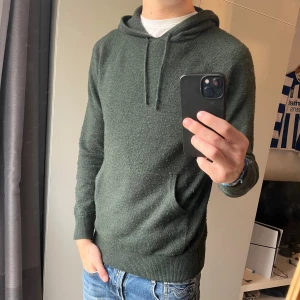 Snygg hoodie - Tja! Säljer denna snygga hoodie! Mycket gott skick! Pris alltid diskuterbart, kontakta mig också vid minsta intresse! //Nils- obs hoodie är noppring