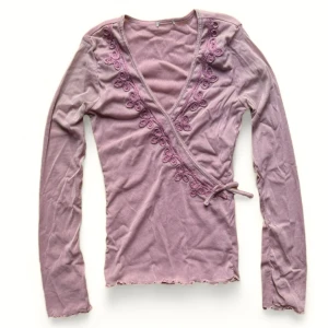 vintage rosa omlott topp - söt omlott topp med detaljer. Passar XS-S