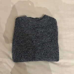 Mörkgrå stickad tröja med mönster - En mörkgrå stickad tröja