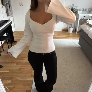 Neo Noir topp - Stickad topp med vida ärmar. Midjan är insydd men tyget är väldigt stretchigt. Minns inte vilken storlek men passar XS-M.