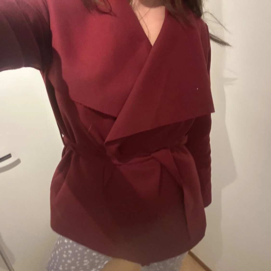 Vinröd omlott kappa med bälte - 1