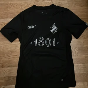 Tränings tröja - Jag säljer denna smokinglirare AIK tröja eftersom den var för liten på mig. Helt ny har endast provat den. Storlek M! Pris 399kr men är inte hugget i sten. Kom gärna med frågor!✅✅