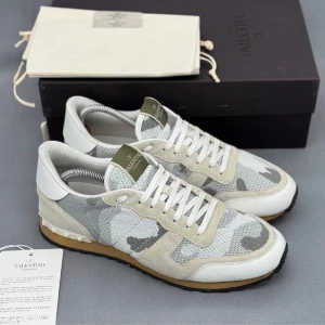 Valentino Garavani Rockrunner sneakers - Snygga Valentino Garavani Rockrunner. Till ett riktigt bra pris!