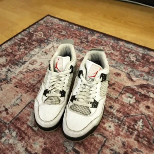 Jordan 4  - Säljer dessa Jordan 4 or storlek 41 