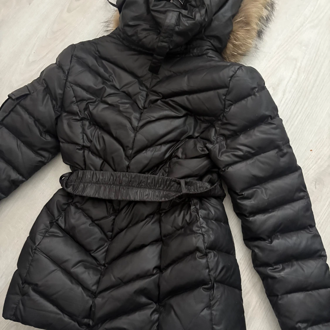 Svart pufferjacka med fuskpäls från hollies - 1