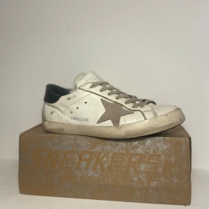 Vita Golden goose skor - Dessa stilrena Golden goose är perfekta nu till hösten. Dessa skor har mycket potential, lite defekter bland annat i sulan men annars är de fräscha. Intresserad? Pris kan diskuteras. 