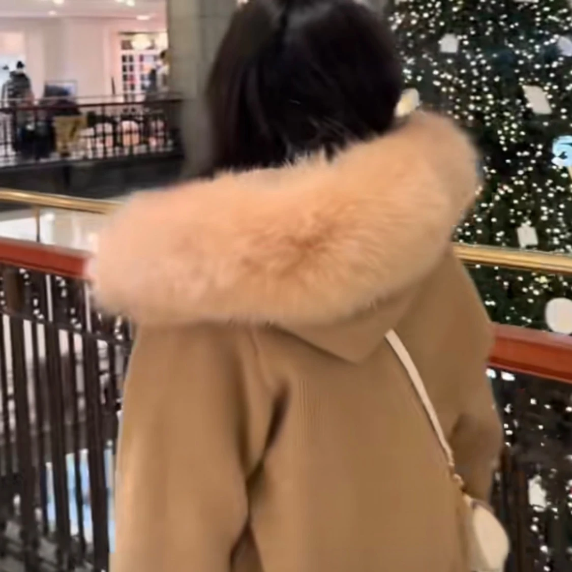 Beige pälsjacka med fluffig huva - 3