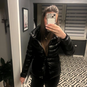 Colmar jacka - Unik modell, finns en liten krage lik herno jackorna. Nypris cirka 5000, passar xs-s. Jag är 173 för referens