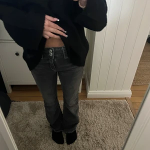 Mörkgrå bootcut jeans med dubbla knappar - Snygga mörkgrå jeans med bootcut-modell och dubbla knappar i midjan. Har bara använt 2gånger så dom e i bra skick.💗pris kan diskuteras!!