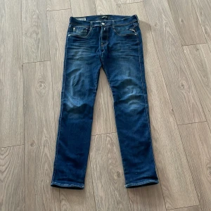 Replay Anbass jeans blå herr - Snygga blå Replay Anbass. Har använt dom ett fåtal gånger och är i nytt skick. Tveka inte att skriva och kom med bud 