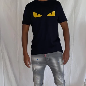 Fendi t shirt strl M - Helt ny. Fin replika med grym kvalitet. Modellen är 175cm väger 67kg. Pris: 599kr. Först till kvarn. Skickas direkt inom 24h