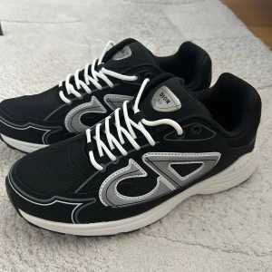 Svarta b30 - Svarta b30 helt nya. Pris går att diskutera 