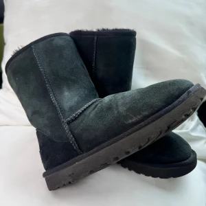 Uggs - Svarta höga uggs, använda en vinter, storlek 36