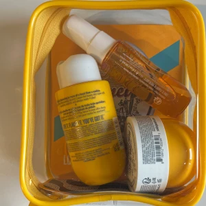 Sol de Janeiro Bum Bum Summer Jet Set - Set med tre produkter från Sol de Janeiro: Brazilian Crush Cheirosa 62 Perfume Mist (30 ml), Brazilian 4 Play Moisturizing Shower Cream-Gel (90 ml) och Brazilian Bum Bum Cream (50 ml). Kommer i en snygg gul necessär, perfekt för resan.