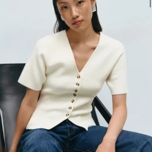  topp med knappar - Helt SLUTSÅLD tröja med ett nypris på 499, Jätte fin till sommaren och hösten. Har aldrig använt den då jag köpte en för liten storlek