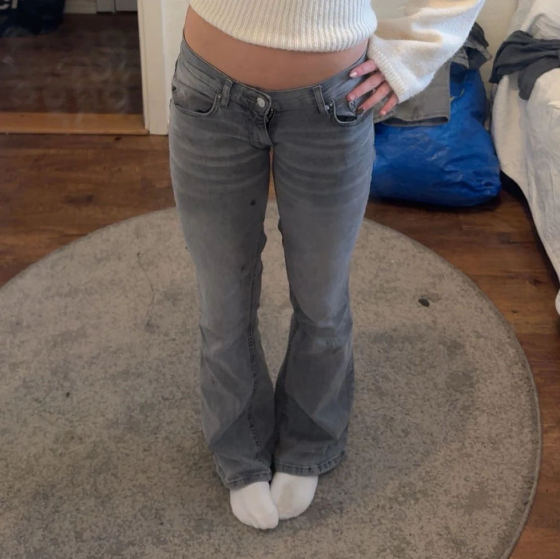 Snygga grå bootcut jeans lågmidjade (nersydda!!)