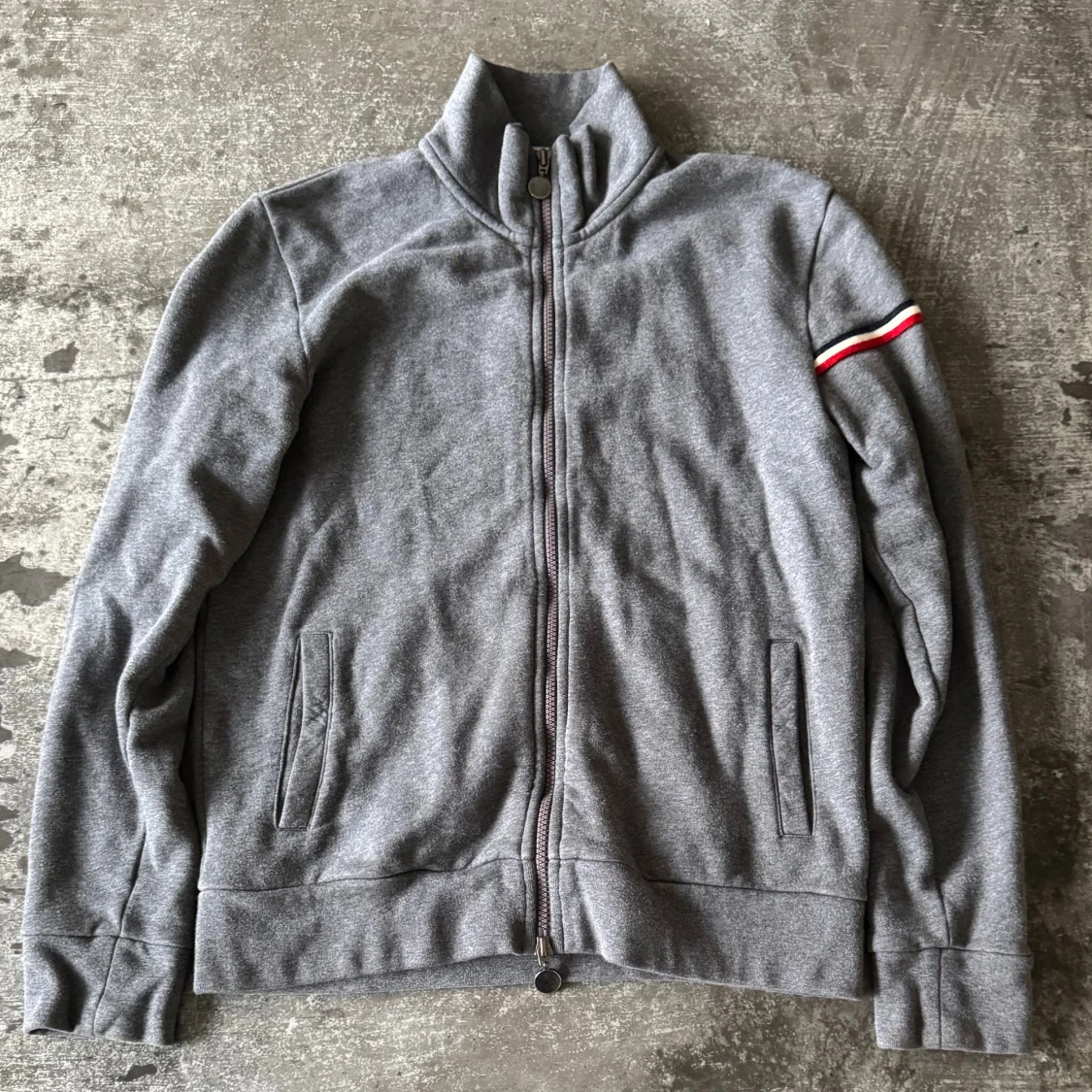 Grå zipjacka från Moncler M