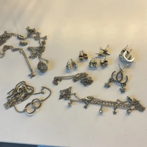 Silver smycken🌪️🤍 - 5 st halsband, 1 par kompis halsband och halsbandet i mitten är bara en vanlig kedja. 6 st örhängen. 11 st 40kr, 1 st 5kr. 
