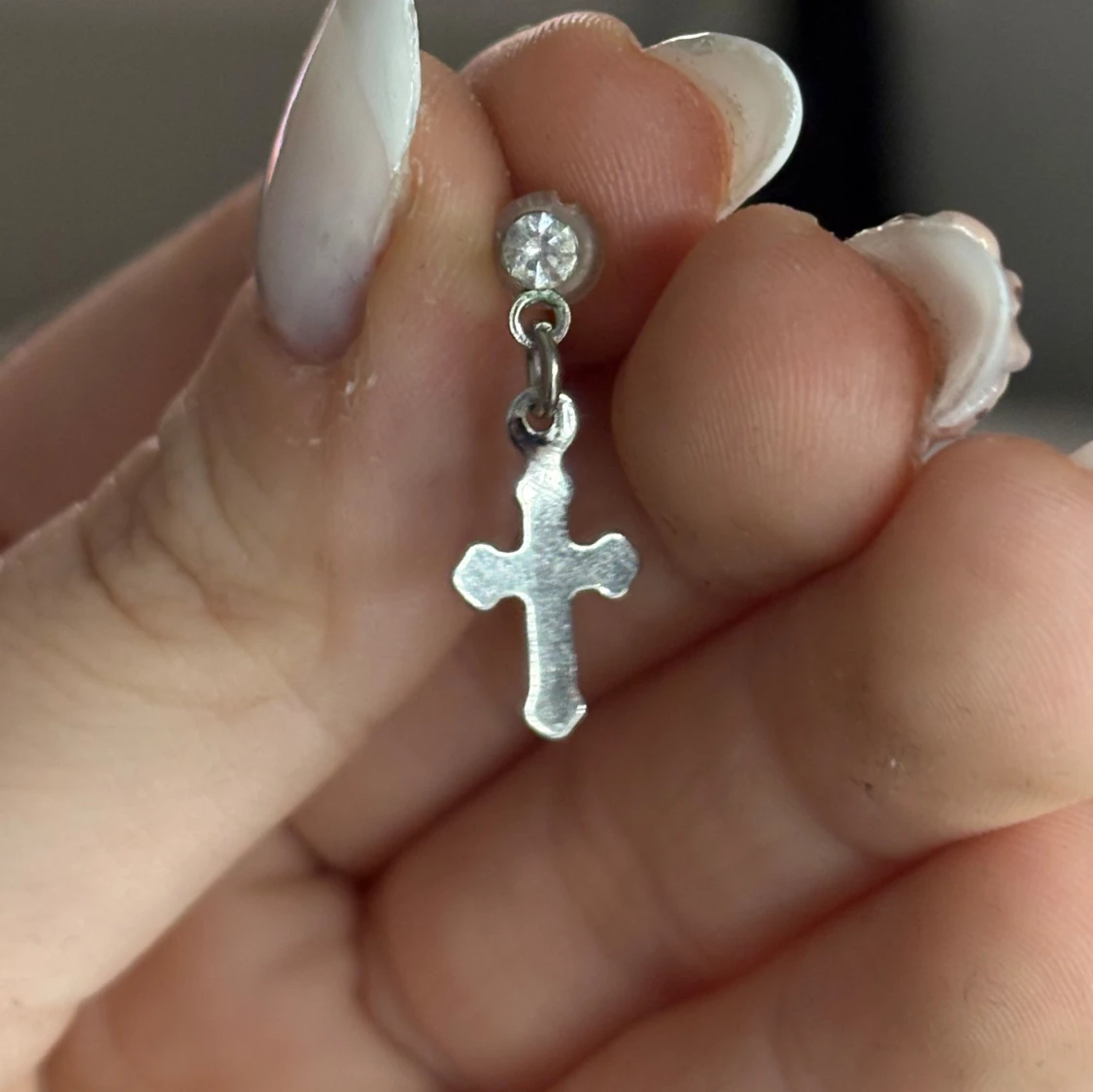 Silvriga korsörhängen med sten - 1