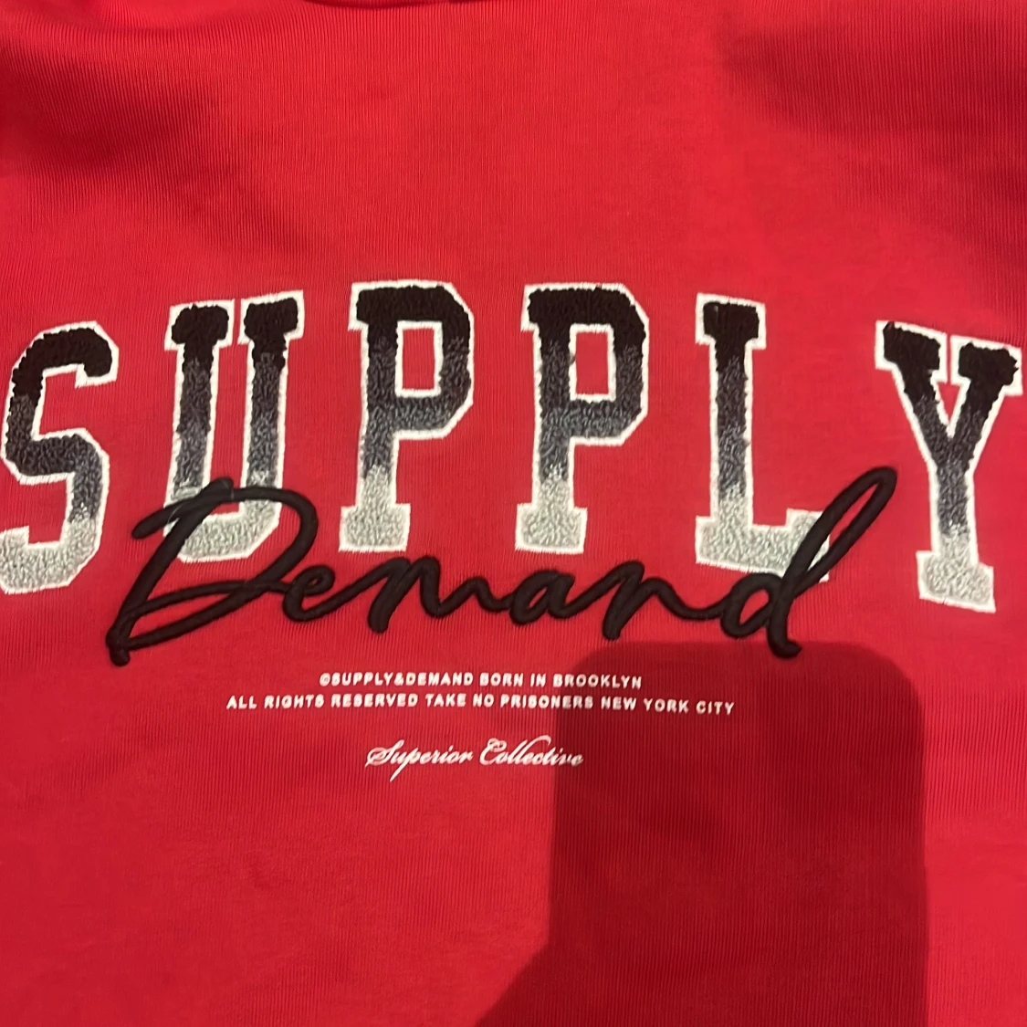 Röd hoodie Supply & Demand - 1