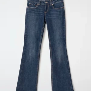 Gina bootcut jeans mörkblå - Low waist bootcut jeans från Gina, knappt använd, ser helt ny ut. Inga fläckar eller hål. Pris kan diskuteras :D