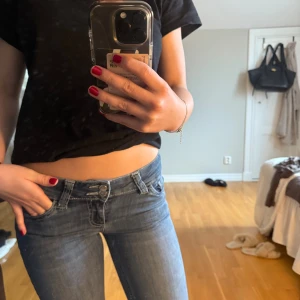 Blå bootcut jeans med strassdetaljer - Blå Jens Fårn Nelly , bra skick , säljer för dem är för korta. Klippte även upp dem för dem skulle bli längre så kolla längst ner så ser du att de se lite konstigt ut det är för att dem skulle blir lite längre så du är medveten om de