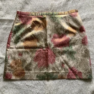 Etheral kjol/topp!💋 - En oanvänd asfin kjol som går jättebra att använda som topp också! I ljuset skiftar den från grön/beige/rosa till en guldigare champagneton. Den guldiga dragkejdan kompletterar verkligen plagget! Det är inget print, utan insydda mönster, vilket ger en mer genuin känsla och håller dessutom bättre. Så unikt plagg!💋