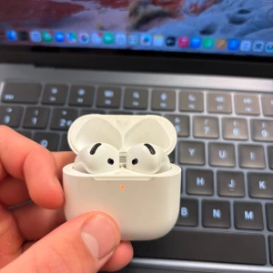 AirPods Pro 4 ANC - Säljer ett par AirPods Pro med laddningsetui. Fungerar utmärkt, trådlös anslutning och aktiv brusreducering. Viss smuts och slitage syns på etuiets insida och utsida, men hörlurarna är i gott skick. Perfekt för musik, samtal och träning.
