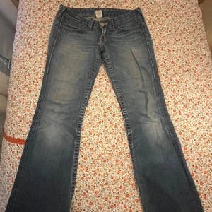 True religion Jeans🤘 - Ett par snygga låg midjade bootcut true religion jeans🐯innerbenslängd ca78 cm och midjemått runt 70cm 