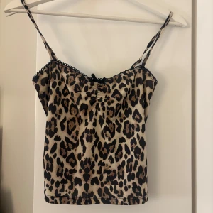 Leopardmönstrad linnetopp Gina Tricot - Säljer en leopardmönstrad linnetopp från Gina Tricot i storlek XS💕