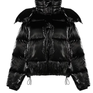 Svart glansig pufferjacka från Calvin Klein  - Vinter jacka från Calvin Klein i mycket bra sick bara använd max 10 gånger och mycket varm. Använde när det va många minus och frös inget prefekt för svensk vinter och när man ska åka skidor. Denna är i storlek S men är större i storleken skulle jag säga. Fickor på sidorna och går att dra åt. Köpte den för två år sedan och den kosta precis under 4000 så säljer för 2500.