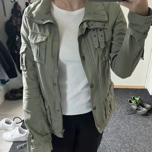 Grön jacka  - Säljer denna skitsnygga gröna jeansjackan från Dcate då den inte kommer till användning längre! Bra skick, 34/S💗