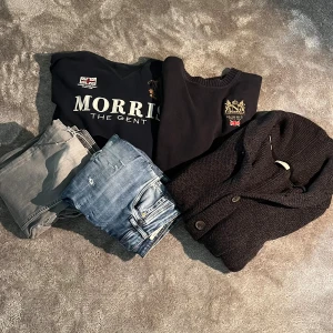 Jeans, Morris tröjor, cardigan  - Bulk med 5 plagg. Ta allt för 450 kr och om du vill köpa enskilt plagg hittar du priset på den annonsen i vår profil.
