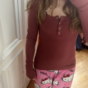 Röd henley topp - Säljer en röd henley topp från pieces!! Den är så sött och den ger Elena Gilbert. Super perfa o super sött för både höst och vinter. 🍁👻🧡 small men passar xs-m