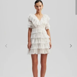 Student/ festklänning  från bymalina🩷 - Supersöt vit kortklänning med flera lager volanger och v-ringad hals. Klänningen har korta ärmar och är gjord i spets.  Perfekt för student eller vid andra festliga  tillfällen. Köpte den förra året men använde en annan på min student så den är endast testad 1 gång. Nypris 2800. Kan gå ner i pris vid snabb affär ❤️❤️