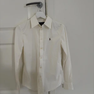 Vit Ralph Lauren skjorta  - Säljer den här vita Ralph Lauren för skjortan i storlek XS. Använd ett fåtal gånger. Helt fläckfri!