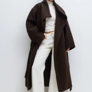 Mörkbrun teddykappa med bälte(soft boucle long coat)  - Säljer den virala långa och oversized mörkbrun teddykappa från gina tricot. Den är helt oanvänd med prislapp på! Storlek XS men den ör oversized (pris kan diskuteras vid snabb affär.)