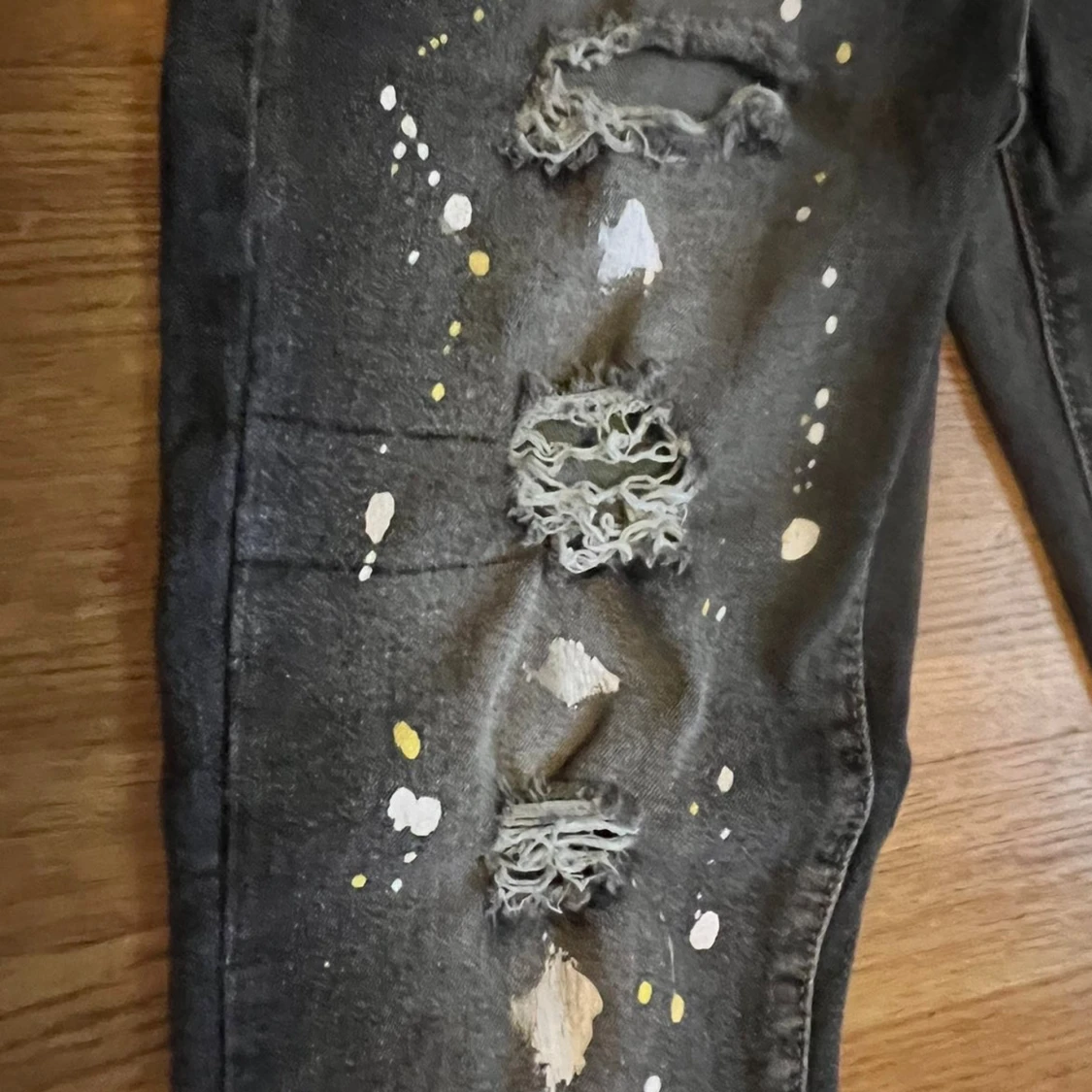 Mörka jeans med färgstänk och hål - 3