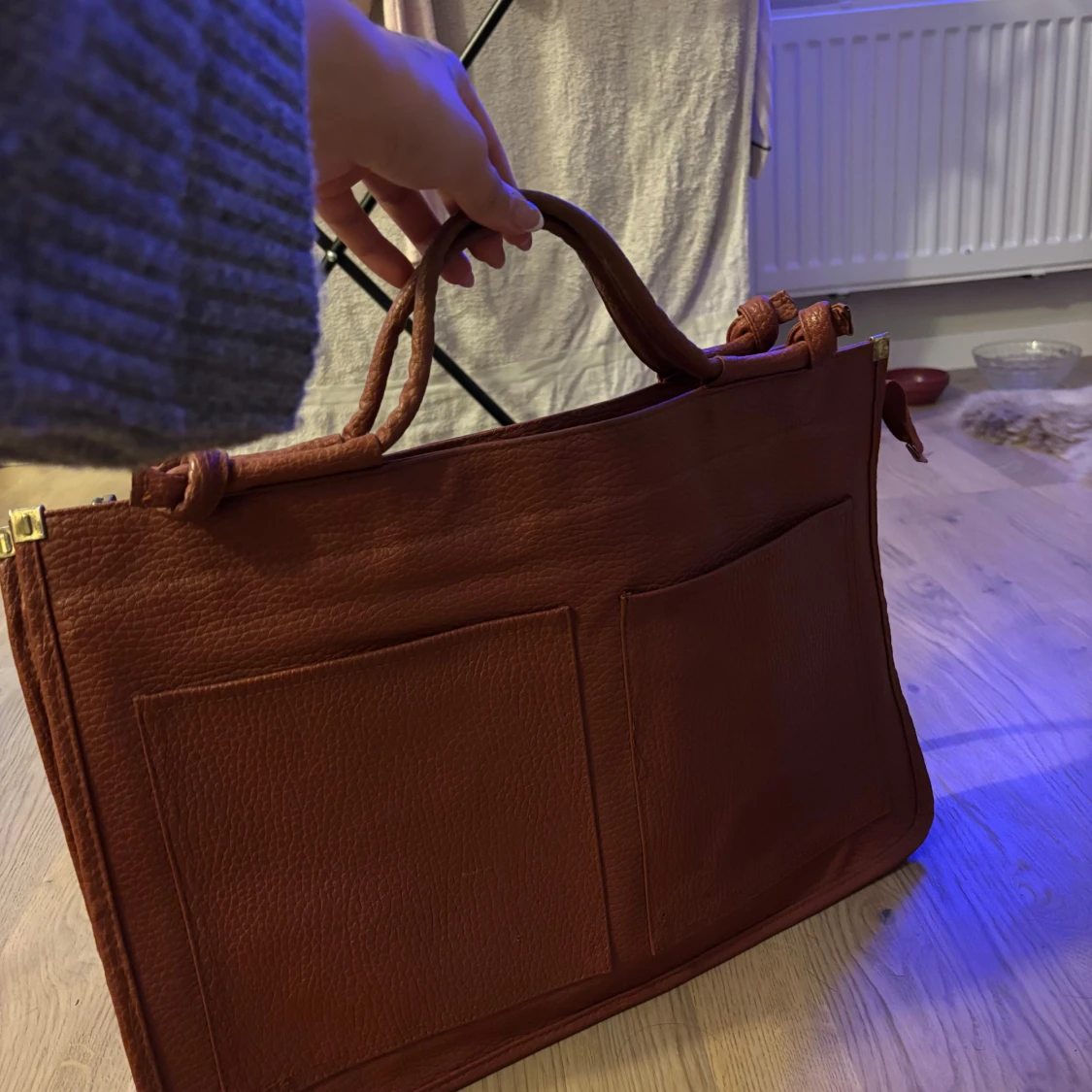 Brun portfölj i skinn med dragkedja