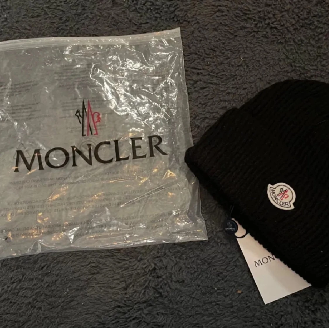 Svart ribbad mössa från Moncler - 90