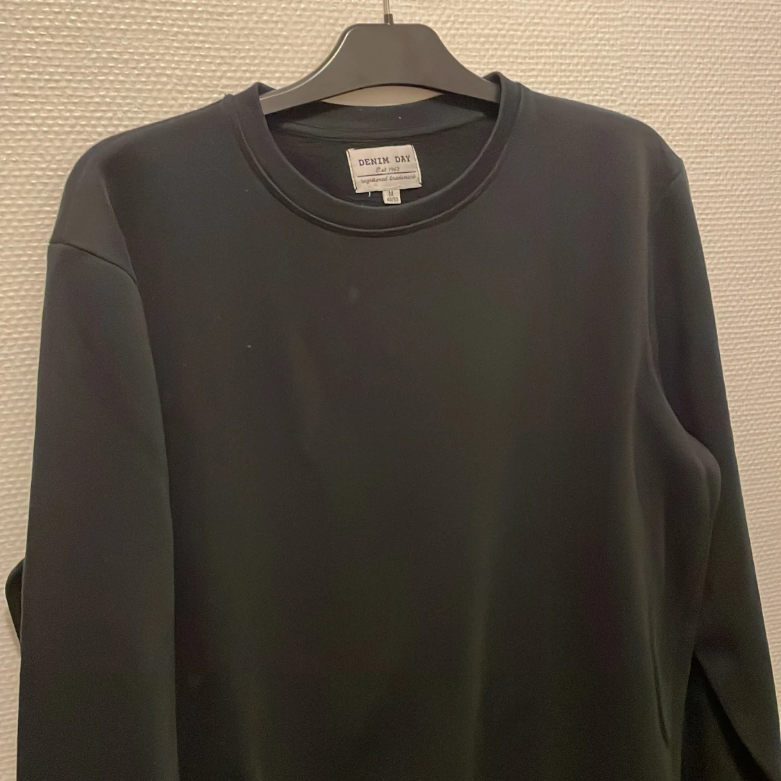 Svart sweatshirt från Denim Day - 1